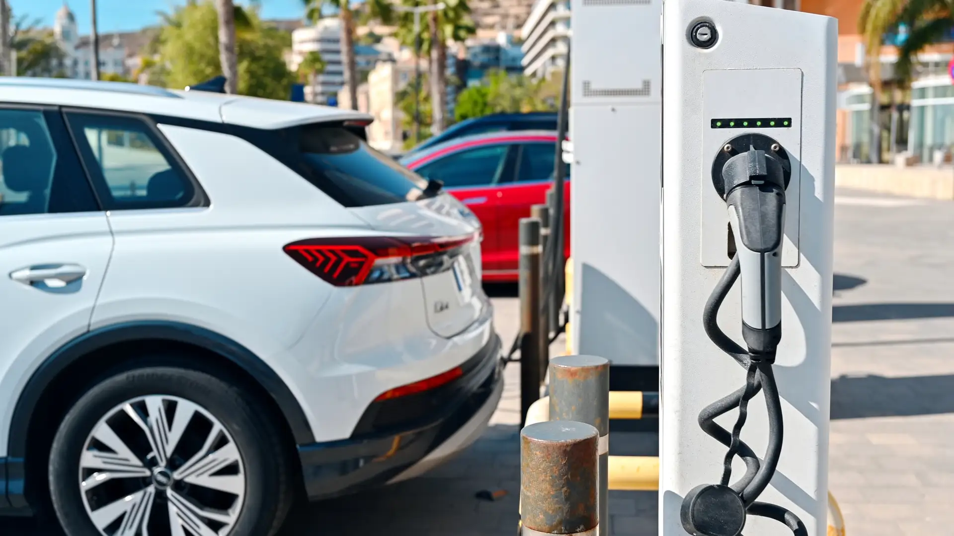 electriLadestation für das Elektroautoc-car-audi-q5-charging-charging-station (2)