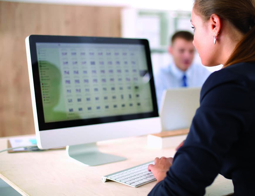 Arbeit am Computer im Büro
