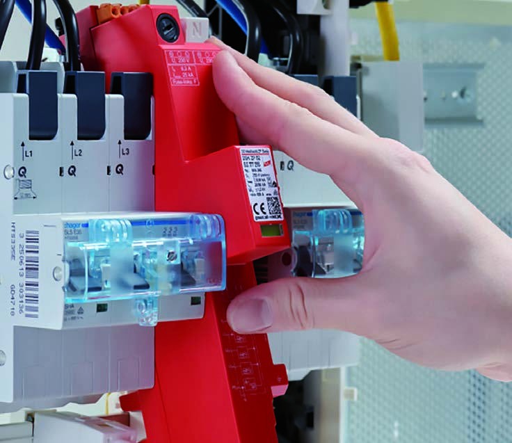 Montage eines Überspannungsableiters in einer Elektroverteilung