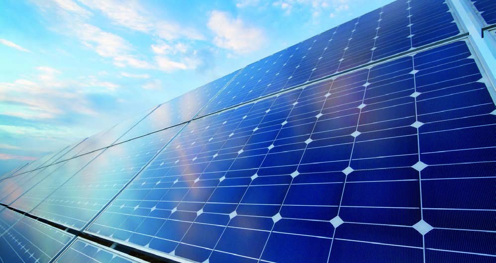 Photovoltaikmodule auf einem Dach bei Sonnenschein